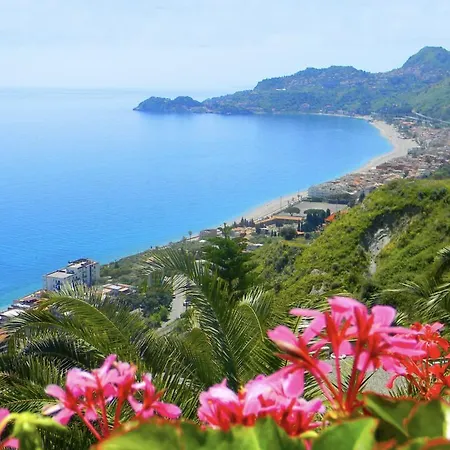 La Nave Sul Mare Di Taormina Letojanni