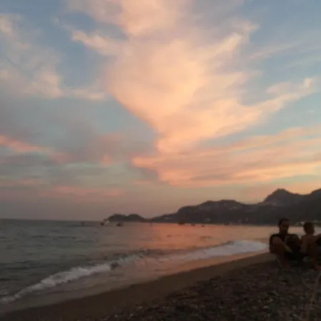 La Nave Sul Mare Di Taormina *
